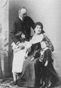 Emile Zola avec Jeanne et leurs enfants Denise et Jacques en 1892